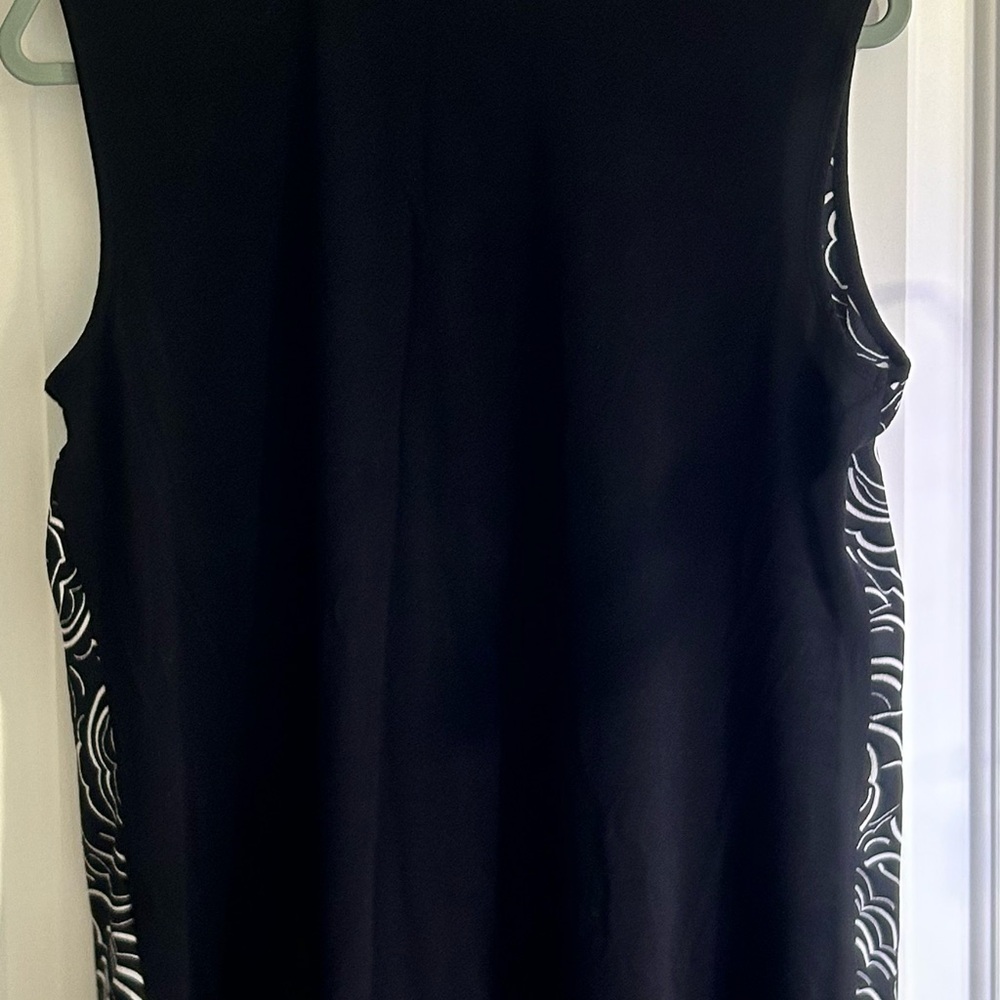 Vince Camuto Sleeveless Blouse Medium Black White Floral V-Neck Work Top - Picture 6 of 6
